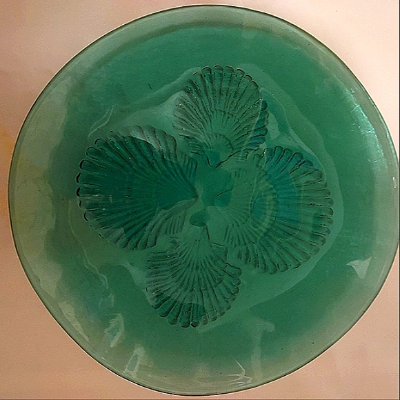 Green Recycled Glass Plate Platter Scallop Shell Relief on Bottom 10 Inches - Picture 1 of 9